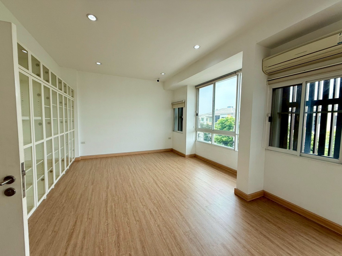 For RentTownhomeRama3 (Riverside),Satupadit : Great value for rent!! Thanapat Green Zone, Soi Nonsi 20, Sathorn-Narathiwat, 3-storey townhouse, 3 bedrooms, 3 bathrooms, size 157 sq m. Near Central Rama 3, convenient transportation, near BRT Nararam 3, BRT Chan Road, BTS Chong Nonsi, many shopping are