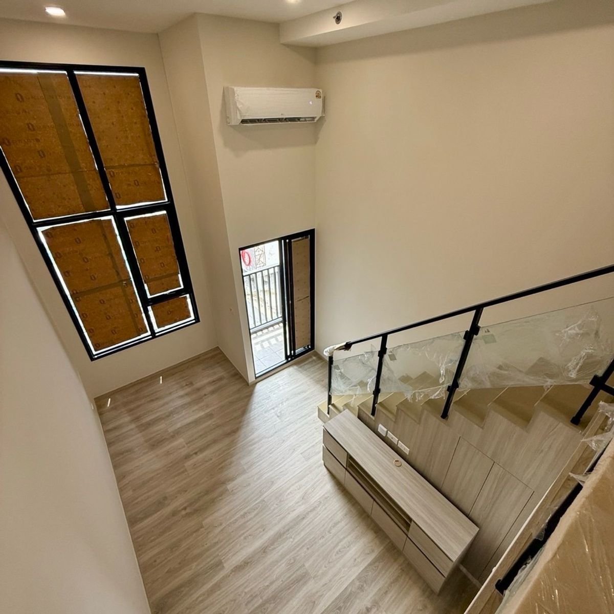 ขายดาวน์คอนโดสมุทรปราการ สำโรง : 🏠 Owner Post : ขายดาวน์ 70,000 จ่ายไปแล้ว 209,000  ขายขาดทุน! ห้อง Duplex 2 ชั้น ชั้น 19 วิวโล่ง | Origin Plug & Play ศรีนครินทร์ | พร้อมอยู่ + ของแถม 14 รายการ!