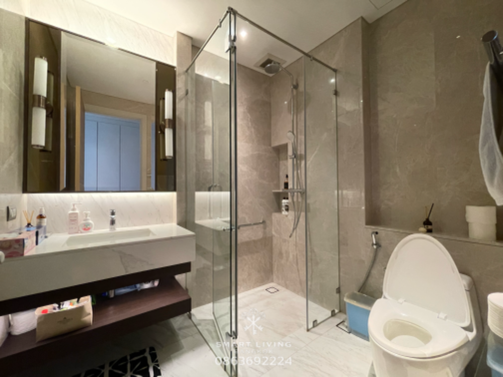 For SaleCondoWitthayu, Chidlom, Langsuan, Ploenchit : Sell with tenant til January 26
SINDHORN RESIDENCE, 2 bedrooms, large balcony, near BTS Phloen Chit