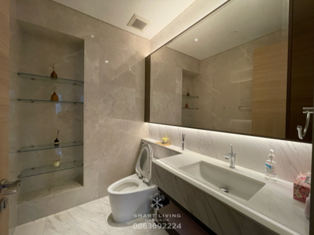 For SaleCondoWitthayu, Chidlom, Langsuan, Ploenchit : Sell with tenant til January 26
SINDHORN RESIDENCE, 2 bedrooms, large balcony, near BTS Phloen Chit