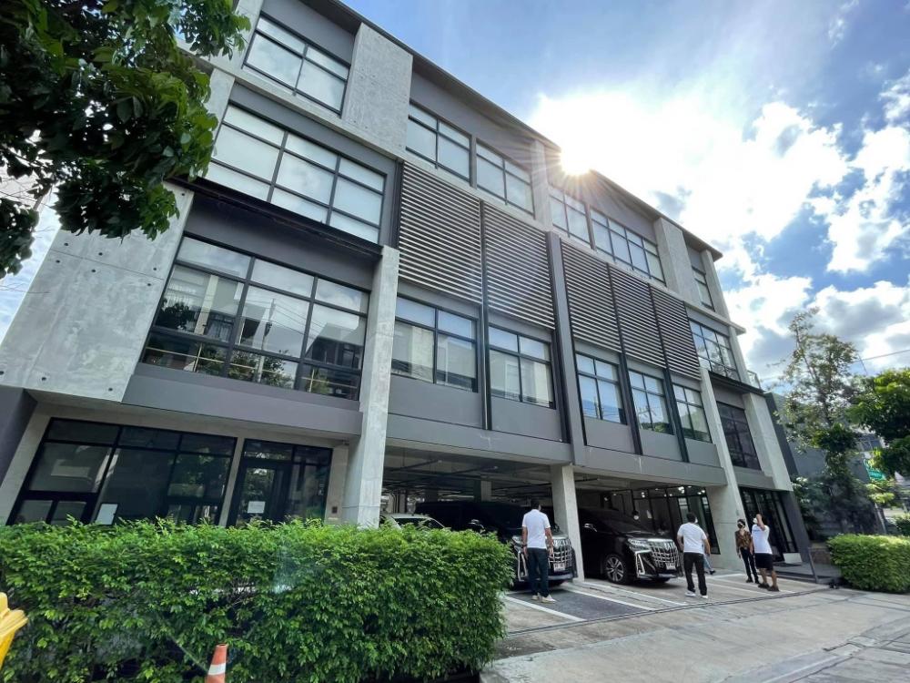 ให้เช่าโฮมออฟฟิศเลียบทางด่วนรามอินทรา : Rental / Selling : Office in Ram Intra ( 10 mins to Thonglor ) , Lardprow “ The Scene Town In Town” , 4 Floors , 123 sqw , 969 sqm , 12-15 Parking lot 🔥🔥Rental Price : 600,000 THB / Month 🔥🔥🔥🔥Selling Price : 110,000,000  THB 🔥🔥Deposit : 3 month Contract :
