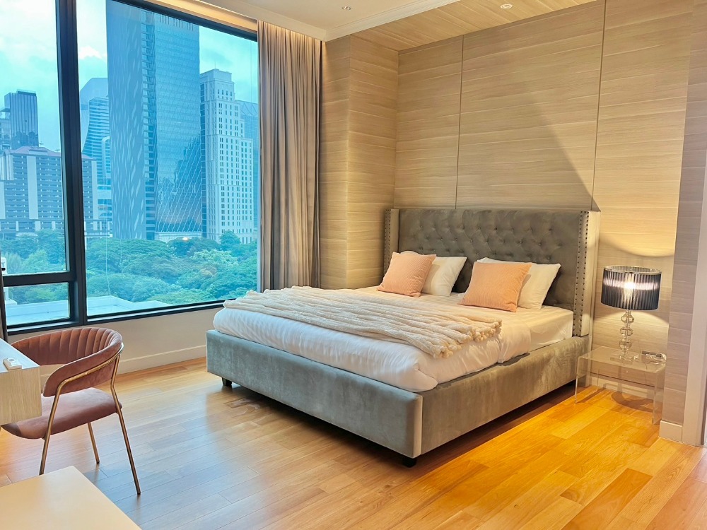 For SaleCondoWitthayu, Chidlom, Langsuan, Ploenchit : Sell with tenant til January 26
SINDHORN RESIDENCE, 2 bedrooms, large balcony, near BTS Phloen Chit