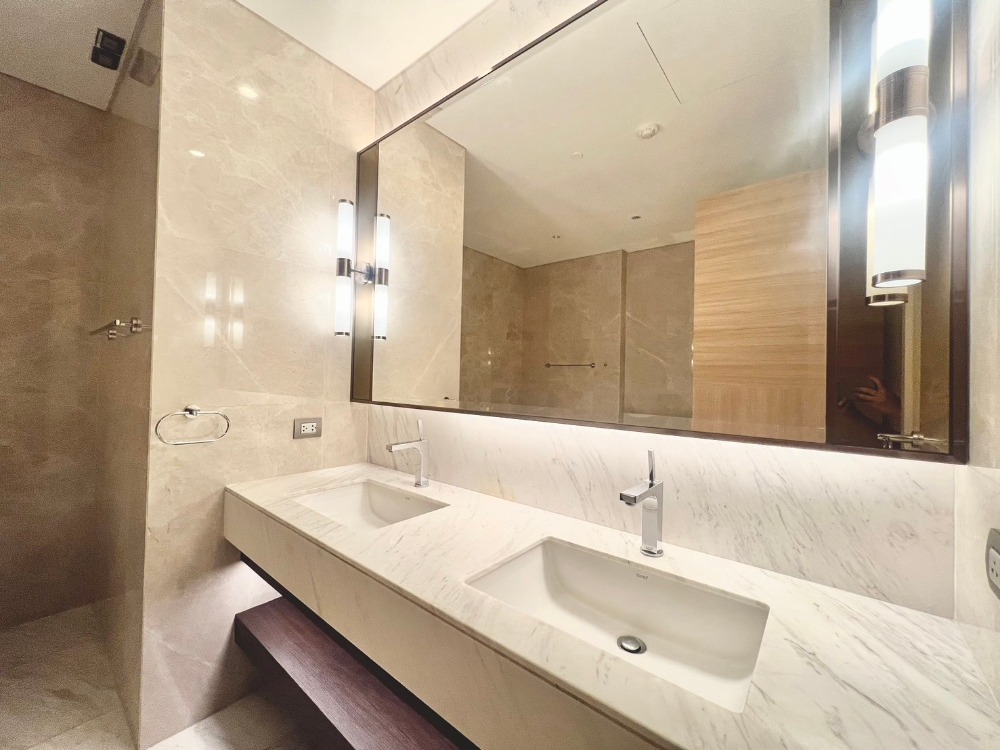 For SaleCondoWitthayu, Chidlom, Langsuan, Ploenchit : Sell with tenant til January 26
SINDHORN RESIDENCE, 2 bedrooms, large balcony, near BTS Phloen Chit