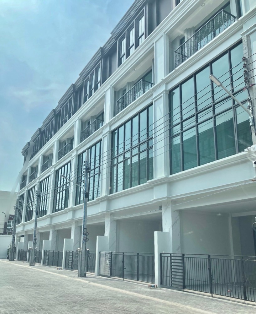 For RentShop HouseOnnut, Udomsuk : The Master On Nut - Phatthanakan Home Office for Rent 4.5-storey luxury commercial building with modern passenger lifts for convenience.
