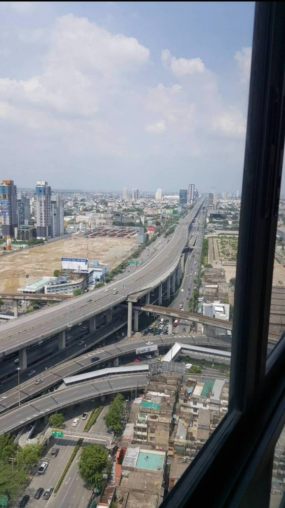 For SaleCondoBangna, Bearing, Lasalle : For sale Ideo O2 Ideo O2, resort style condo, large central area, near BTS Bangna 300 meters, Building A, 33rd floor, City View 1 Bed 32.77 sq m., 3.3 million baht* (sold with tenant)