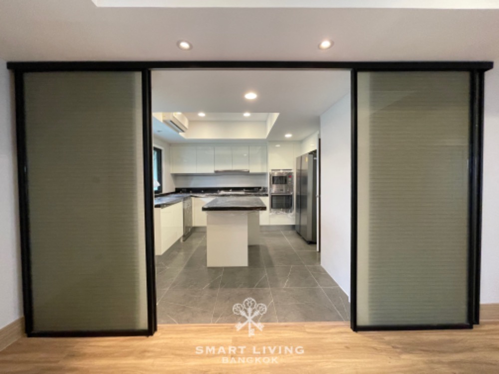 For RentCondoSukhumvit, Asoke, Thonglor : Apartment for rent, 3 bedrooms near BTS Phrom Phong