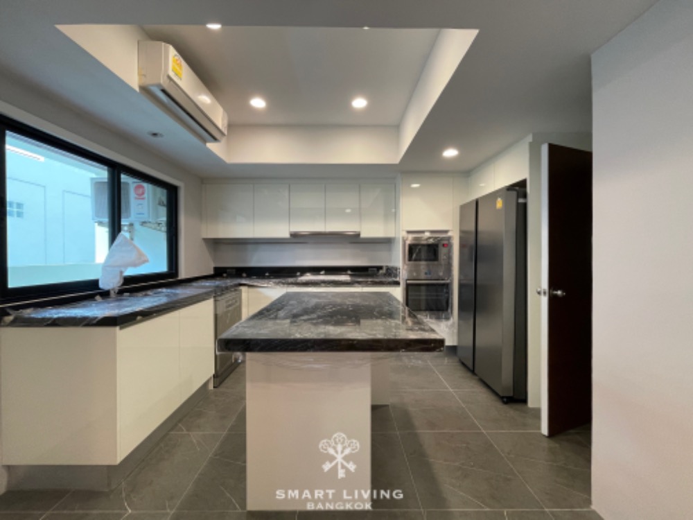 For RentCondoSukhumvit, Asoke, Thonglor : Apartment for rent, 3 bedrooms near BTS Phrom Phong