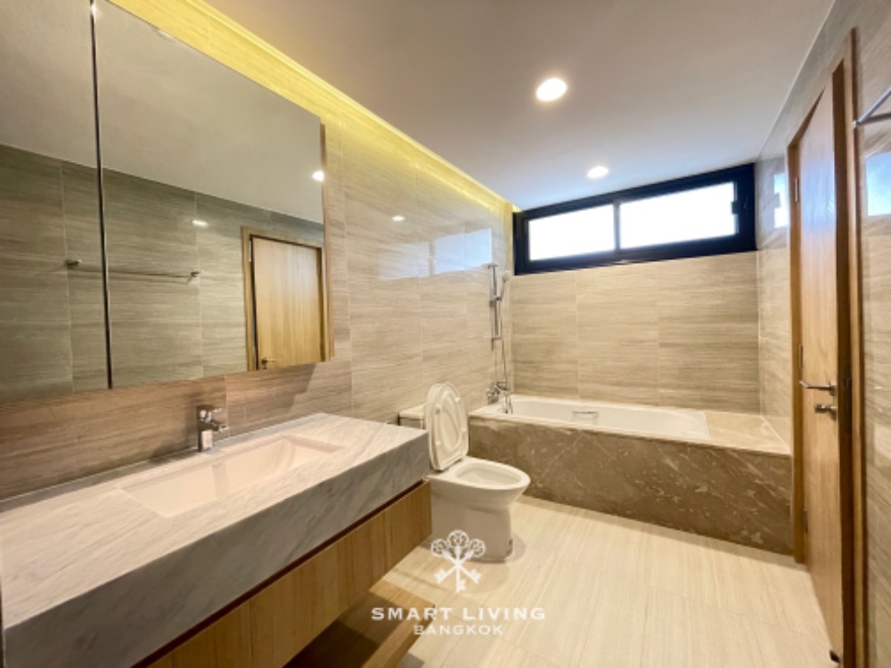 For RentCondoSukhumvit, Asoke, Thonglor : Apartment for rent, 3 bedrooms near BTS Phrom Phong