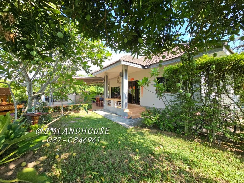 For SaleHouseChiang Mai : Beautiful house, shady, 100 sq m., San Sai Luang, near Central Festival 8 km., near San Sai Old Road 100 meters, can walk to take the bus. There is a 7-Eleven in front of the village.