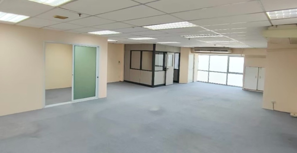 For RentOfficeSukhumvit, Asoke, Thonglor : Office for rent, Sukhumvit Soi 13, Sukhumvit Suite Building, area 117 sq m.