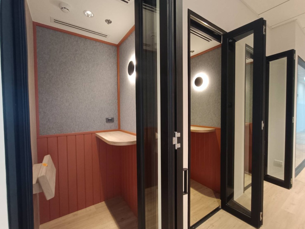 For RentOfficeWitthayu, Chidlom, Langsuan, Ploenchit : For Rent Serviced Office OCC - One City Centre Bangkok Office Building Fully-Furnished Serviced Office 4 Workstations Rental Price 40,590 THB/month closed to BTS Phloen Chit, Chit Lom, Chidlom, Pathumwan, Ploenchit