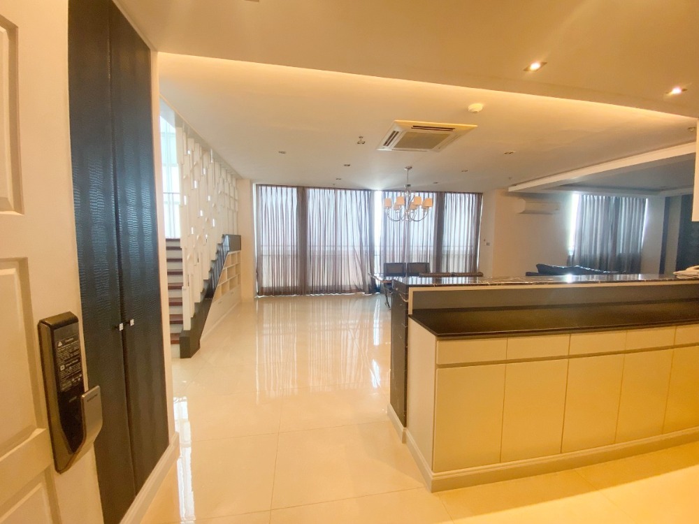 For RentCondoPattanakan, Srinakarin : Condo for rent, Four Wings Residence Srinakarin Penthouse (duplex), corner room, 3 bedrooms, 4 bathrooms, fully furnished.