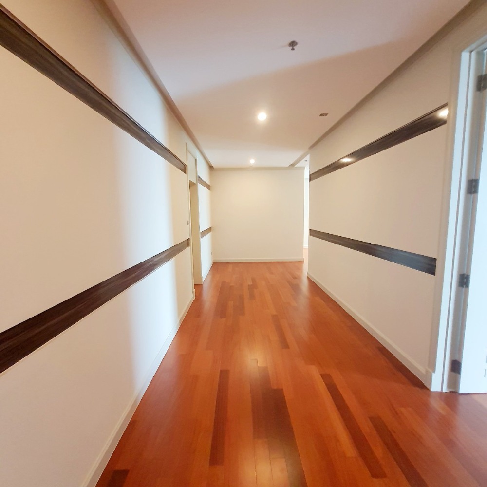 For RentCondoPattanakan, Srinakarin : Condo for rent, Four Wings Residence Srinakarin Penthouse (duplex), corner room, 3 bedrooms, 4 bathrooms, fully furnished.