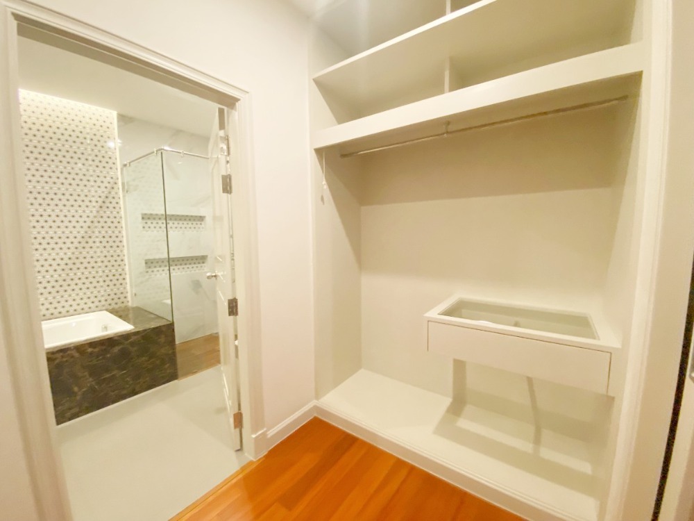 For RentCondoPattanakan, Srinakarin : Condo for rent, Four Wings Residence Srinakarin Penthouse (duplex), corner room, 3 bedrooms, 4 bathrooms, fully furnished.