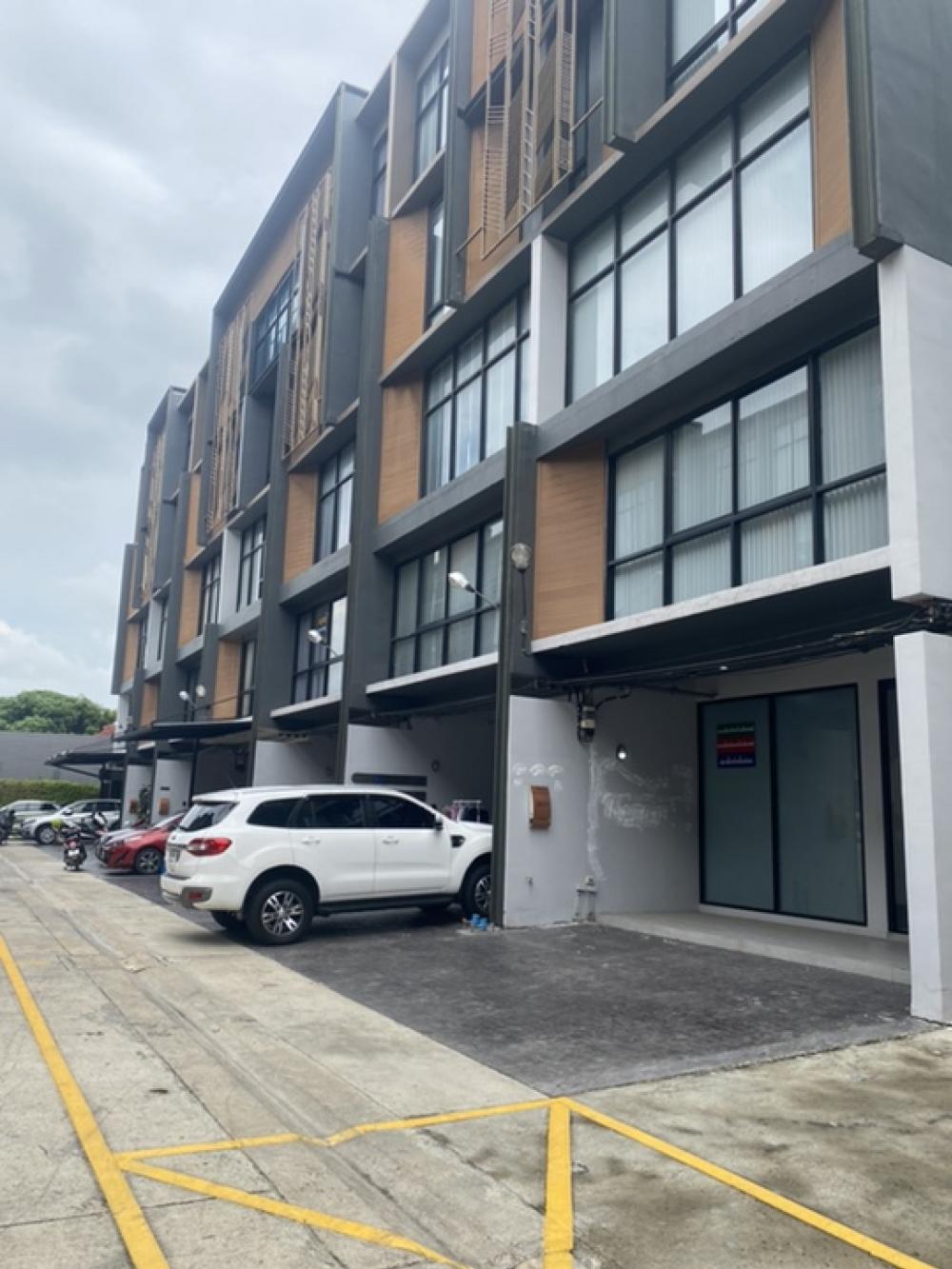 For RentTownhomeOnnut, Udomsuk : Home office for rent, luxury style, 5 floors, 370 square meters, 3 bedrooms, 4 bathrooms, suitable for an office, near the BTS, Sukhumvit Road 77, there are 5 rooms to see. If interested, contact quickly before they're gone. Rental price 70000 baht p