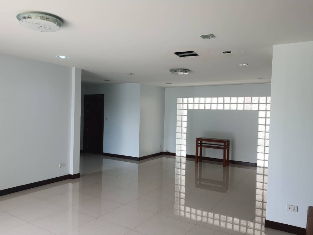 For SaleHouseBang kae, Phetkasem : Sell ​​The Royal Green Park (Kanchanaphisek-Petchkasem) project on Kanchanaphisek road. Convenience with the transportation of the future