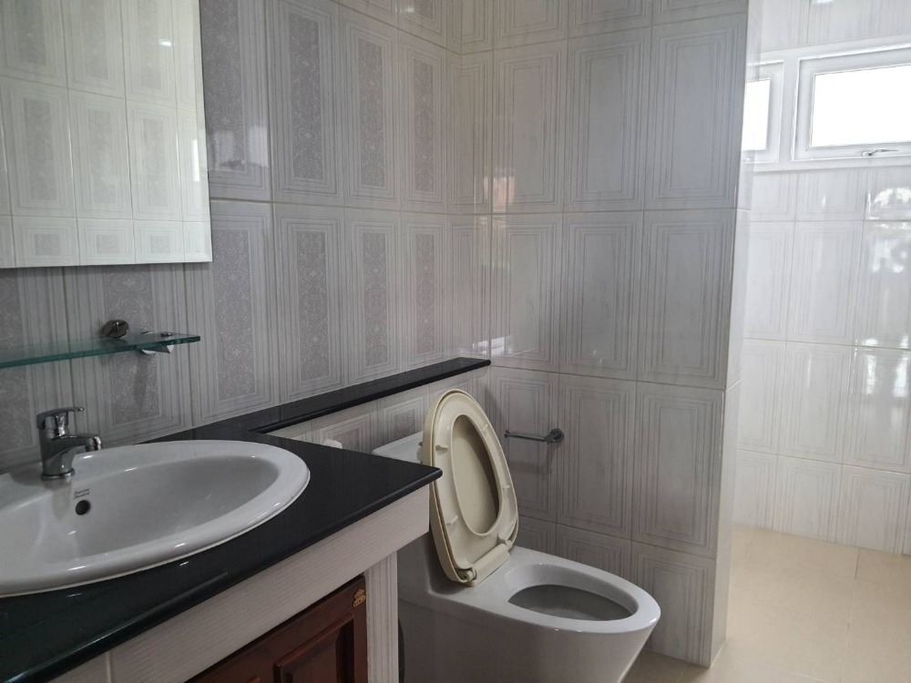 For SaleHouseBang kae, Phetkasem : Sell ​​The Royal Green Park (Kanchanaphisek-Petchkasem) project on Kanchanaphisek road. Convenience with the transportation of the future