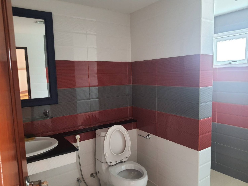 For SaleHouseBang kae, Phetkasem : Sell ​​The Royal Green Park (Kanchanaphisek-Petchkasem) project on Kanchanaphisek road. Convenience with the transportation of the future