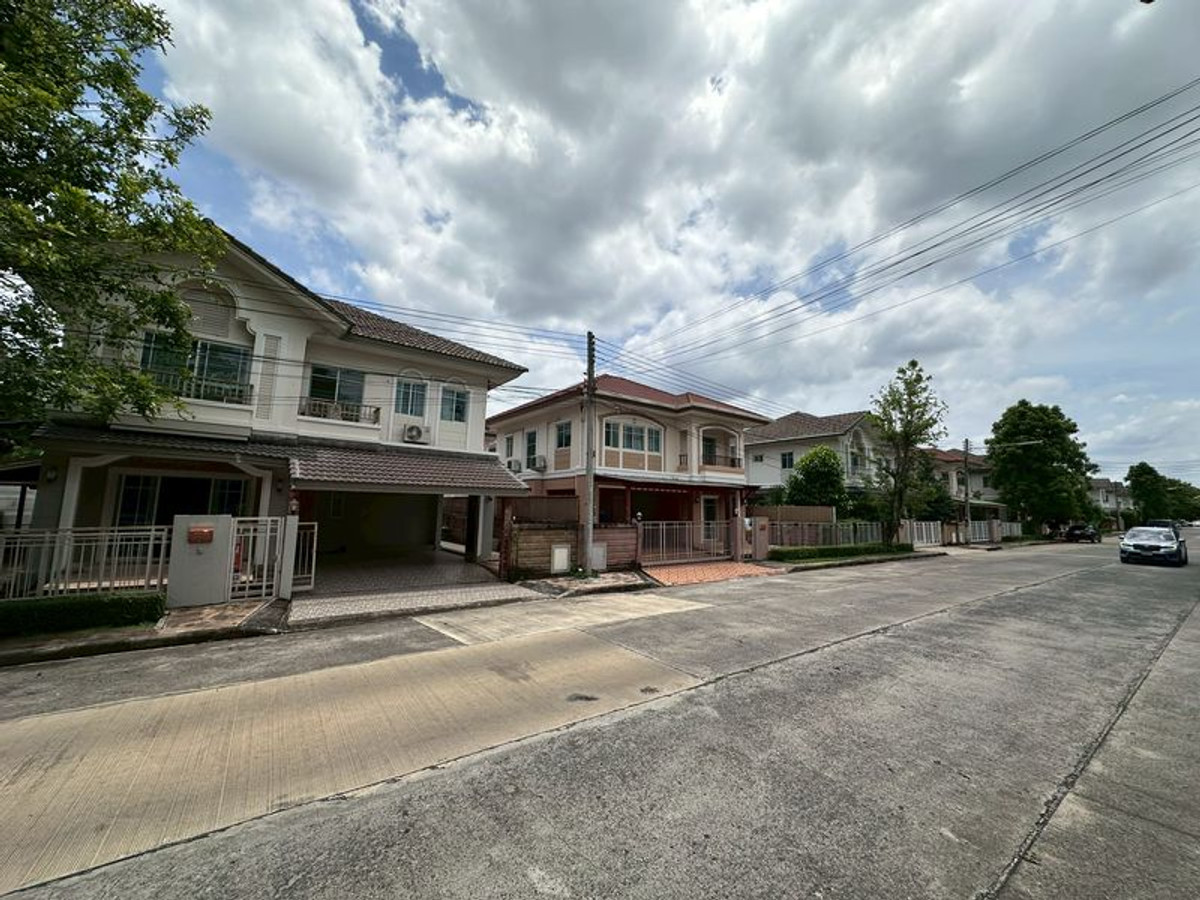 For SaleHousePathum Thani,Rangsit, Thammasat : Single house for sale, at the beginning of the project, only 300 meters, 169 sq m., 52.5 sq m., located on the main road fully furnished.
