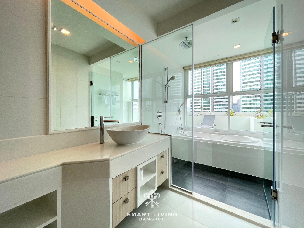 For RentCondoSukhumvit, Asoke, Thonglor : For rent Spacious room, 3 bedrooms, near BTS Phromphong, Asoke and MRT Sukhumvit.