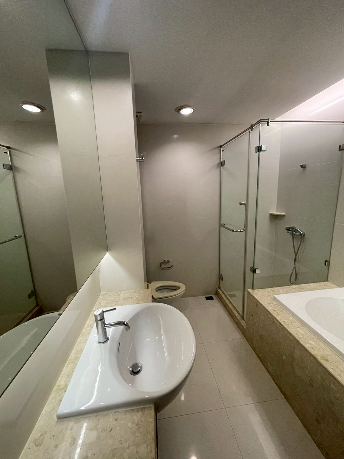 ให้เช่าคอนโดสยาม จุฬา สามย่าน : ให้เช่าคอนโดบนถนนวิทยุ   ,3 ห้องนอน เฟอร์นิเจอร์ครบ พร้อมสิ่งอำนวยความสะดวก ใกล้ BTS เพลินจิต