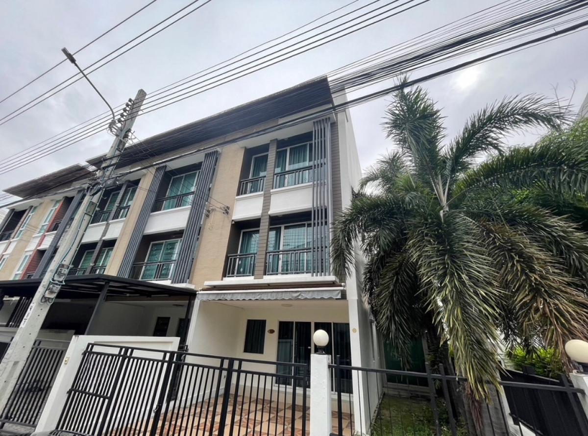For RentTownhomeChokchai 4, Ladprao 71, Ladprao 48, : For rent, sale, Baan Klang Muang, Chokchai 4, Soi 50, pool view, good location, beginning of the project, air conditioning, curtains, complete kitchen. There are some built-in walls, 3 bed sizes, 3 bedrooms, 3 bathrooms, 3 floors, for rent 25000 baht per