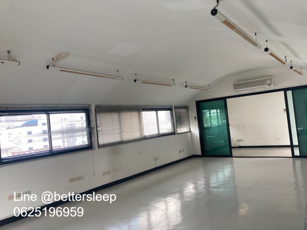 For RentShop HouseWitthayu, Chidlom, Langsuan, Ploenchit : Commercial building for rent, office, showroom, good location
