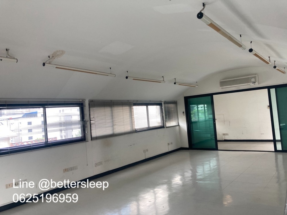 For RentShop HouseWitthayu, Chidlom, Langsuan, Ploenchit : Commercial building for rent, office, showroom, good location