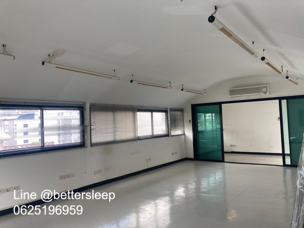 For RentShop HouseWitthayu, Chidlom, Langsuan, Ploenchit : Commercial building for rent, office, showroom, good location