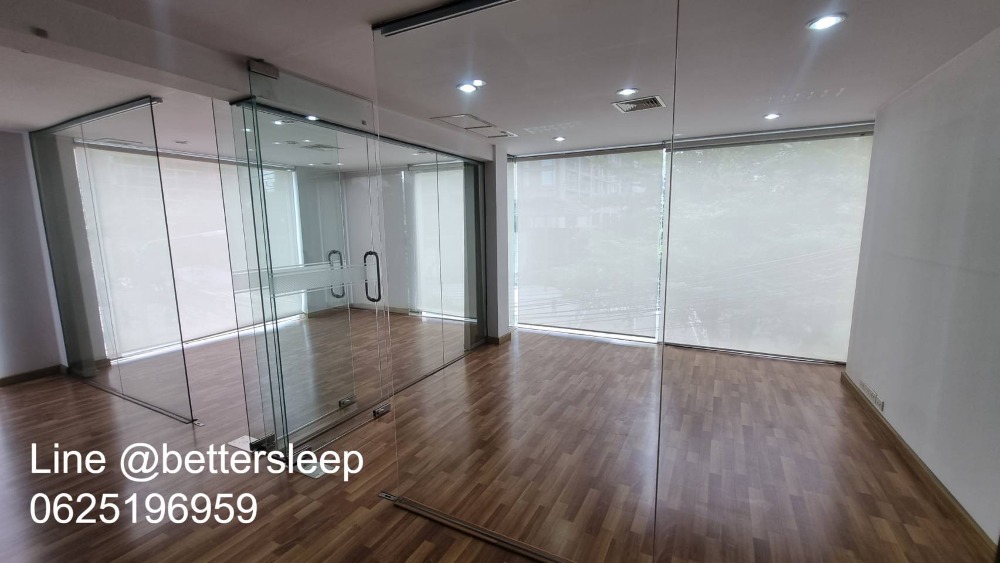 For RentShop HouseWitthayu, Chidlom, Langsuan, Ploenchit : Commercial building for rent, office, showroom, good location