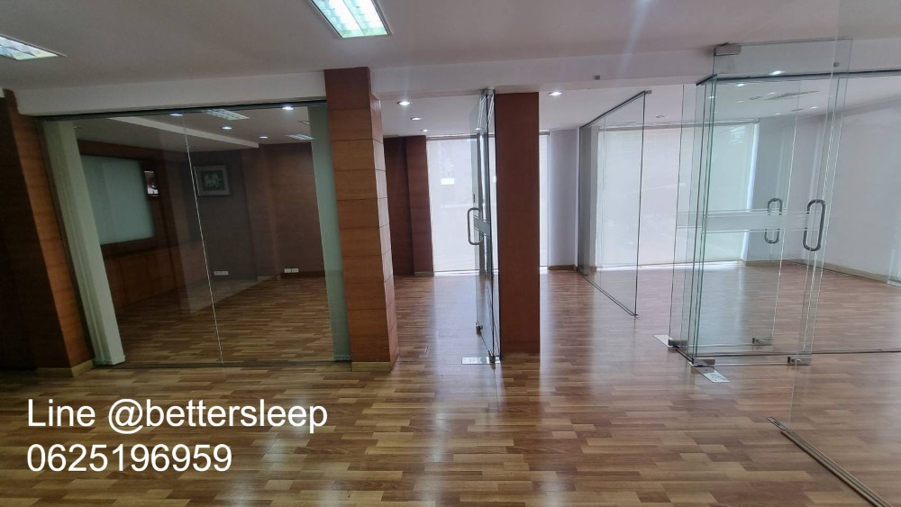 For RentShop HouseWitthayu, Chidlom, Langsuan, Ploenchit : Commercial building for rent, office, showroom, good location