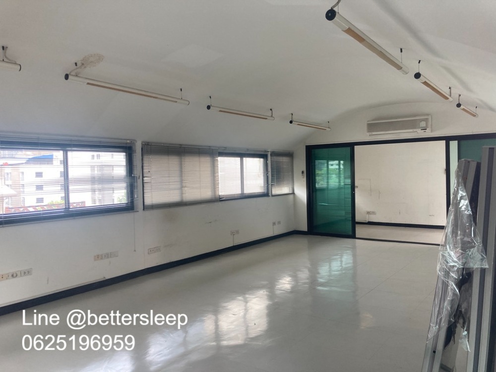 For RentShop HouseWitthayu, Chidlom, Langsuan, Ploenchit : Commercial building for rent, office, showroom, good location