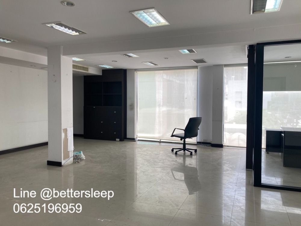 For RentShop HouseWitthayu, Chidlom, Langsuan, Ploenchit : Commercial building for rent, office, showroom, good location