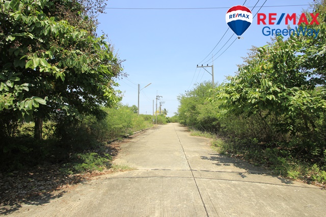 ขายที่ดินนครปฐม : ที่ดินสาย4กระทุ่มล้ม11วัดนครชื่นชุ่ม เสรีเพลส 154วา แปลงมุม ถมแล้ว สร้างบ้าน โกดังเก็บของ ขาย 14,000/วา