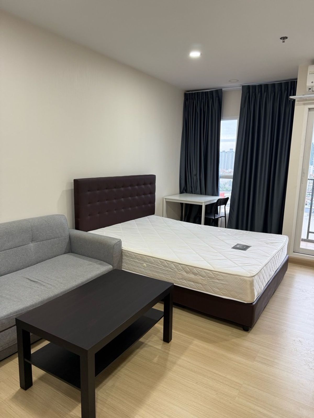 For RentCondoRamkhamhaeng, Hua Mak : For rent, Supalai Veranda Ramkhamhaeng, size 28 sq m, Building B, 7th floor, east side, complete with furniture and electrical , have partition between kitchecn and living room appliances, ready to move in.