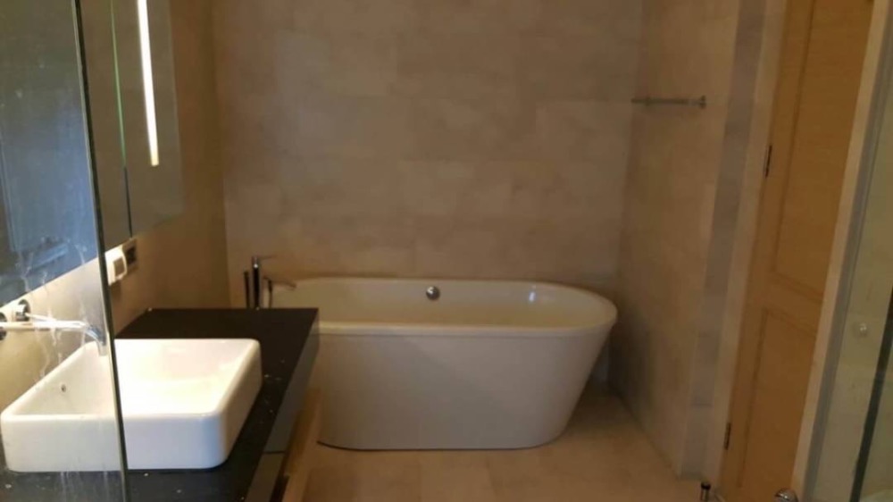 ขายคอนโดสีลม ศาลาแดง บางรัก : 📢👇ขายพร้อมผู้เช่า ตุลาคม 2569
 ดีลดีที่ไม่ควรพลาด ใจกลางกรุงเทพฯ แหล่งธุรกิจ (CBD) ทำเลศักยภาพ เพียงไม่กี่ก้าวจาก BTS ศาลาแดง, โครงการ One Bangkok และสวนลุมพินี เหมาะสำหรับอยู่อาศัยหรือผู้ที่มองหาการลงทุนระยะยาวในทำเลทอง