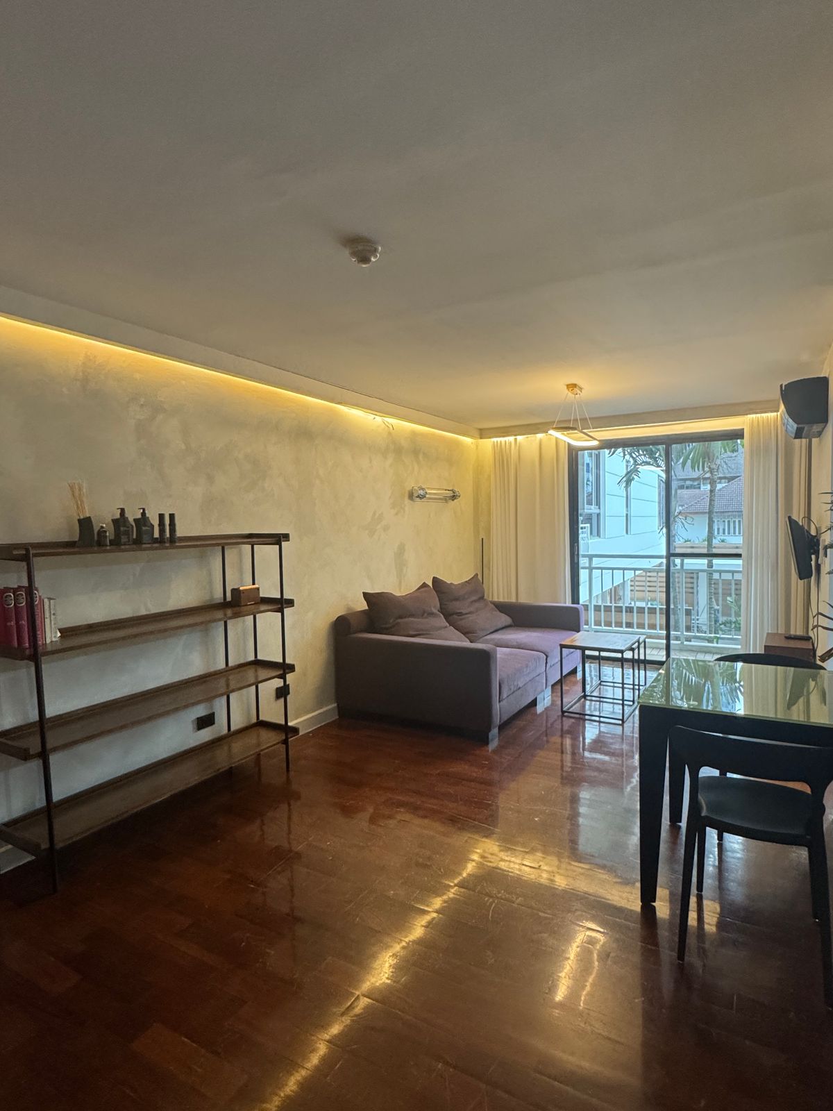 ให้เช่าคอนโดสุขุมวิท อโศก ทองหล่อ : Renovate ห้องใหม่กริบ!! ใกล้บีทีเอสทองหล่อ! คอนโด 49 Plus ขนาด 51 ตรม เฟอร์นิเจอร์ครบ ฟรี Wifi
