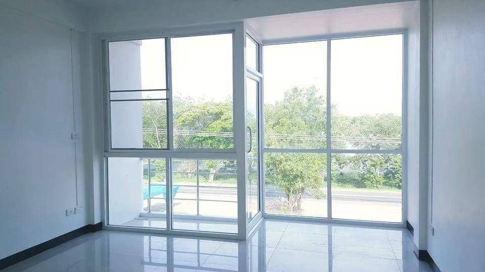 ขายอาคารพาณิชย์โคราช นครราชสีมา : อาคารพาณิชย์ ติดถนนราชสีมา-ปักธงชัย 21 ตารางวา 3 ชั้น ตำบลธงชัยเหนือ อำเภอปักธงชัย จังหวัดนครราชสีมา