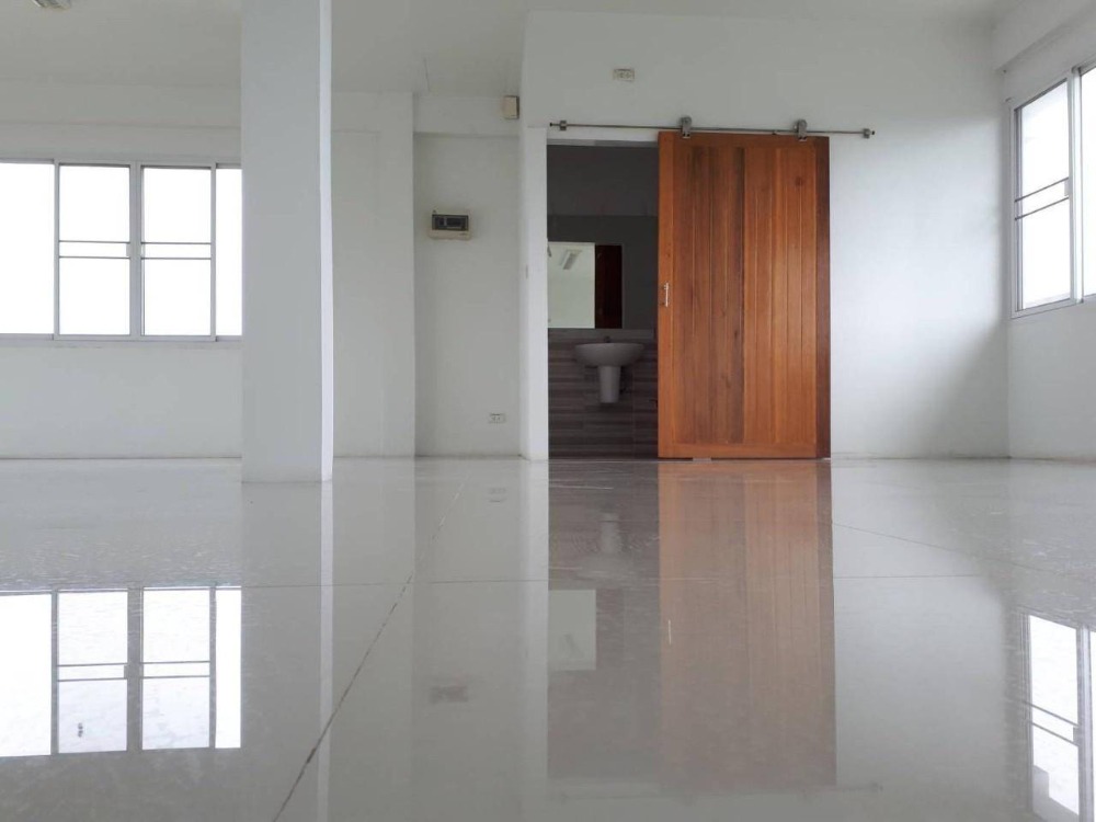 ขายอาคารพาณิชย์โคราช นครราชสีมา : อาคารพาณิชย์ ติดถนนราชสีมา-ปักธงชัย 21 ตารางวา 3 ชั้น ตำบลธงชัยเหนือ อำเภอปักธงชัย จังหวัดนครราชสีมา