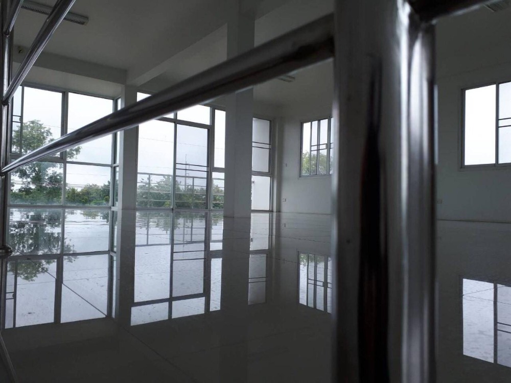 ขายอาคารพาณิชย์โคราช นครราชสีมา : อาคารพาณิชย์ ติดถนนราชสีมา-ปักธงชัย 21 ตารางวา 3 ชั้น ตำบลธงชัยเหนือ อำเภอปักธงชัย จังหวัดนครราชสีมา