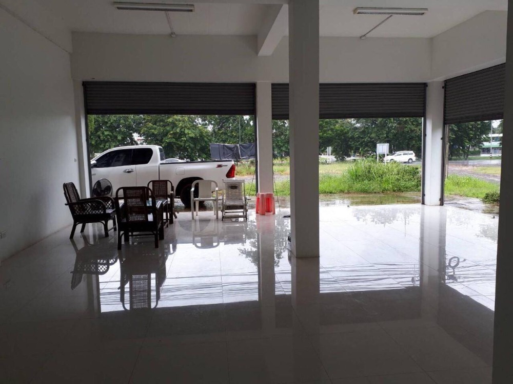 ขายอาคารพาณิชย์โคราช นครราชสีมา : อาคารพาณิชย์ ติดถนนราชสีมา-ปักธงชัย 21 ตารางวา 3 ชั้น ตำบลธงชัยเหนือ อำเภอปักธงชัย จังหวัดนครราชสีมา