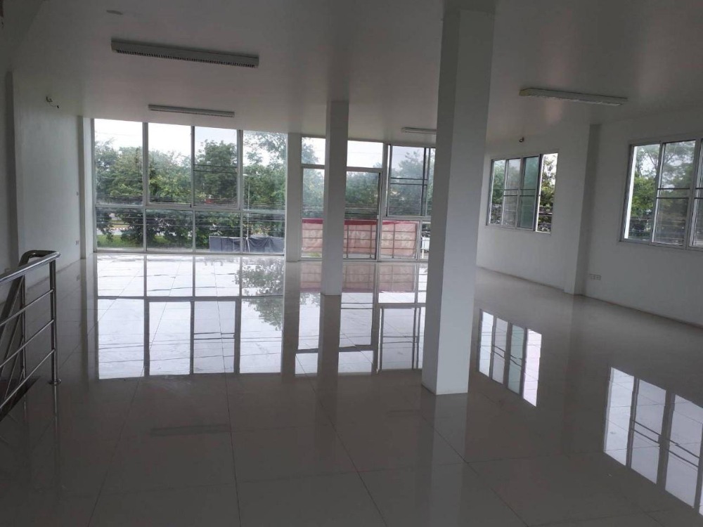 ขายอาคารพาณิชย์โคราช นครราชสีมา : อาคารพาณิชย์ ติดถนนราชสีมา-ปักธงชัย 21 ตารางวา 3 ชั้น ตำบลธงชัยเหนือ อำเภอปักธงชัย จังหวัดนครราชสีมา