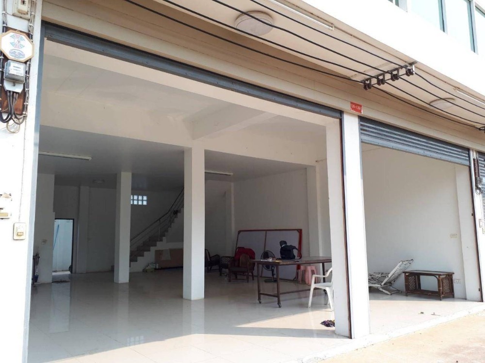 ขายอาคารพาณิชย์โคราช นครราชสีมา : อาคารพาณิชย์ ติดถนนราชสีมา-ปักธงชัย 21 ตารางวา 3 ชั้น ตำบลธงชัยเหนือ อำเภอปักธงชัย จังหวัดนครราชสีมา