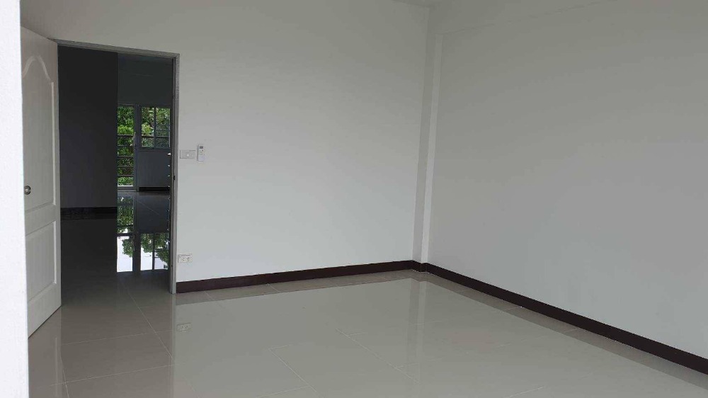 ขายอาคารพาณิชย์โคราช นครราชสีมา : อาคารพาณิชย์ ติดถนนราชสีมา-ปักธงชัย 21 ตารางวา 3 ชั้น ตำบลธงชัยเหนือ อำเภอปักธงชัย จังหวัดนครราชสีมา