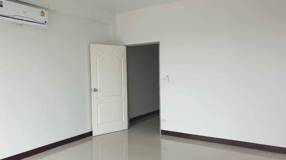 ขายอาคารพาณิชย์โคราช นครราชสีมา : อาคารพาณิชย์ ติดถนนราชสีมา-ปักธงชัย 21 ตารางวา 3 ชั้น ตำบลธงชัยเหนือ อำเภอปักธงชัย จังหวัดนครราชสีมา