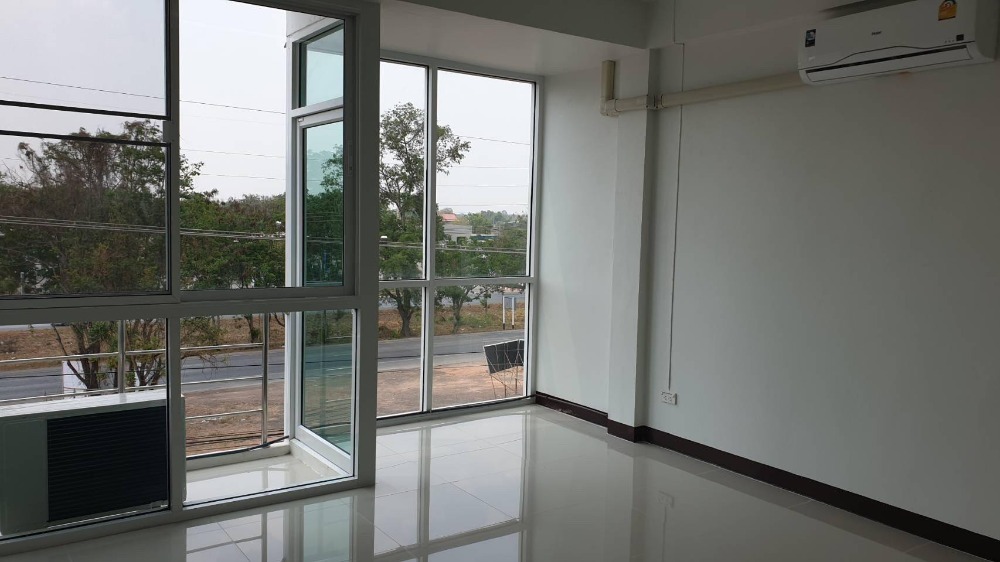 ขายอาคารพาณิชย์โคราช นครราชสีมา : อาคารพาณิชย์ ติดถนนราชสีมา-ปักธงชัย 21 ตารางวา 3 ชั้น ตำบลธงชัยเหนือ อำเภอปักธงชัย จังหวัดนครราชสีมา