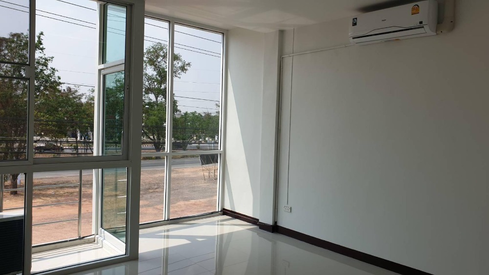 ขายอาคารพาณิชย์โคราช นครราชสีมา : อาคารพาณิชย์ ติดถนนราชสีมา-ปักธงชัย 21 ตารางวา 3 ชั้น ตำบลธงชัยเหนือ อำเภอปักธงชัย จังหวัดนครราชสีมา