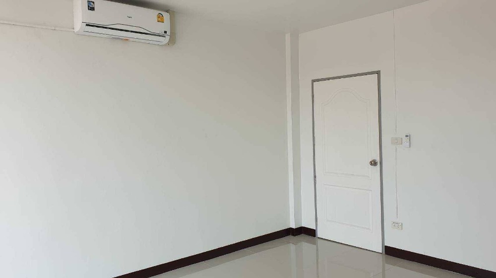 ขายอาคารพาณิชย์โคราช นครราชสีมา : อาคารพาณิชย์ ติดถนนราชสีมา-ปักธงชัย 21 ตารางวา 3 ชั้น ตำบลธงชัยเหนือ อำเภอปักธงชัย จังหวัดนครราชสีมา