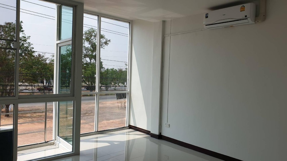 ขายอาคารพาณิชย์โคราช นครราชสีมา : อาคารพาณิชย์ ติดถนนราชสีมา-ปักธงชัย 21 ตารางวา 3 ชั้น ตำบลธงชัยเหนือ อำเภอปักธงชัย จังหวัดนครราชสีมา