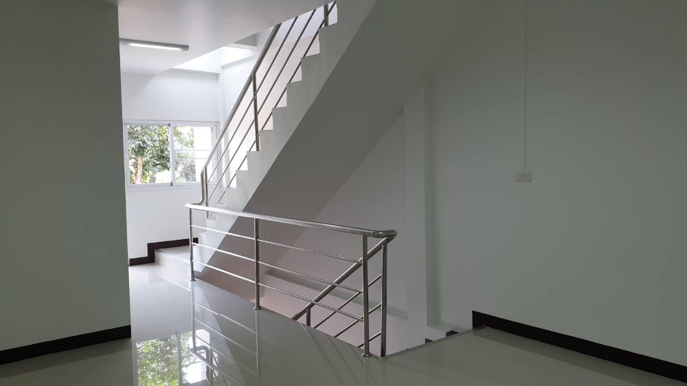 ขายอาคารพาณิชย์โคราช นครราชสีมา : อาคารพาณิชย์ ติดถนนราชสีมา-ปักธงชัย 21 ตารางวา 3 ชั้น ตำบลธงชัยเหนือ อำเภอปักธงชัย จังหวัดนครราชสีมา